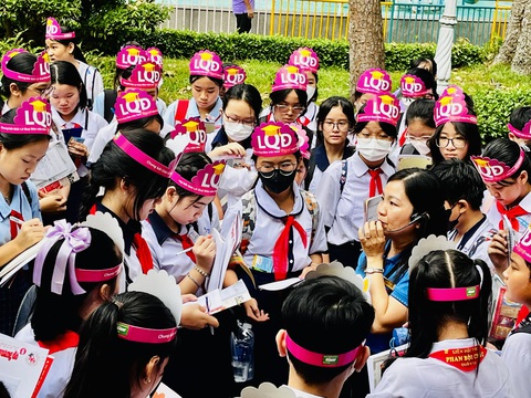 Học sinh làm hướng dẫn viên du lịch tranh tài giải Lê Quý Đôn- Ảnh 4. Với vai trò là những hướng dẫn viên du lịch, học sinh lắng nghe và ghi chép lại những nội dung mà các em cho là quan trọng từ chuyên gia - Ảnh: MỸ DUNG