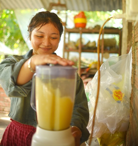 Người dân trong làng giờ có được mùi vị của sinh tố các loại Người dân trong làng giờ có được mùi vị của sinh tố các loại