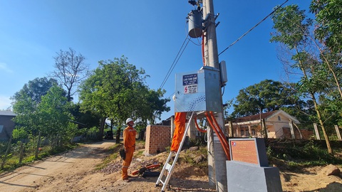 Nhân viên điện lực tỉnh Bình Định kiểm tra hệ thống truyền tải và bắt điện cho bà con tại làng Canh Giao Nhân viên điện lực tỉnh Bình Định kiểm tra hệ thống truyền tải và bắt điện cho bà con tại làng Canh Giao