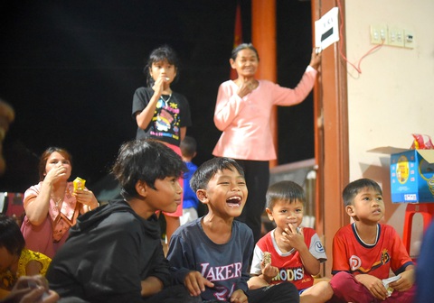 Có điện, trẻ em và người lớn thường xuyên đến nhà văn hóa của làng để vui chơi nhiều hơn. Đây cũng là sân chơi duy nhất của làng Có điện, trẻ em và người lớn thường xuyên đến nhà văn hóa của làng để vui chơi nhiều hơn. Đây cũng là sân chơi duy nhất của làng