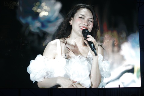 Ở live show My Soul 1981, Mỹ Tâm hỏi fan đã thấy trăng lên chưa?- Ảnh 5. Mỹ Tâm phiêu trong các bài hát của mình - Ảnh: HỒ LAM