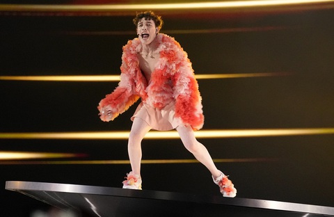 Ca sĩ phi giới tính Nemo giành chiến thắng tại Eurovision 2024- Ảnh 2. Ca sĩ Nemo trên sân khấu Eurovision
