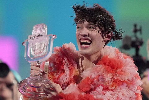 Ca sĩ phi giới tính Nemo giành chiến thắng tại Eurovision 2024- Ảnh 1. Ca sĩ Nemo của Thụy Sĩ đã giành chiến thắng Eurovision Song Contest