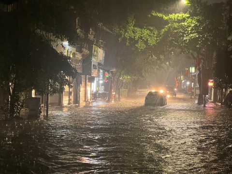 Hà Nội mưa to hàng giờ, đường phố bắt đầu ngập- Ảnh 1. Phố Thành Công (quận Ba Đình) ngập do mưa lớn - Ảnh: PHẠM TUẤN