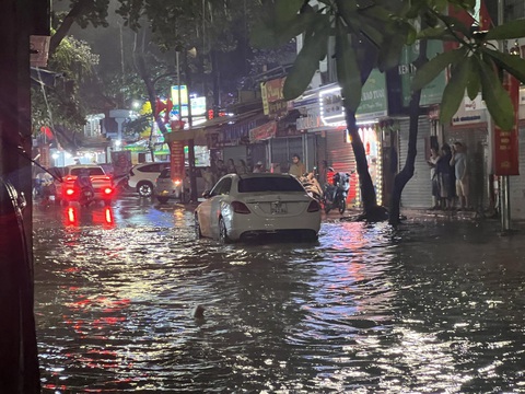 Hà Nội mưa to hàng giờ, đường phố bắt đầu ngập- Ảnh 3. Một ô tô chết máy do ngập - Ảnh: PHẠM TUẤN