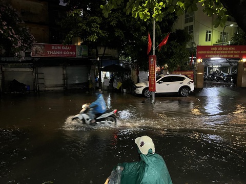 Hà Nội mưa to hàng giờ, đường phố bắt đầu ngập- Ảnh 4. Cơ quan khí tượng dự báo đợt mưa này có khả năng sẽ gây ngập úng cho nhiều tuyến phố nội thành với độ sâu phổ biến 15 - 30cm - Ảnh: PHẠM TUẤN