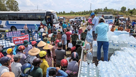 Công an An Giang gửi hàng nghìn bình nước ngọt đến Tiền Giang- Ảnh 2. Hàng ngàn bình nước hỗ trợ bà con vùng ảnh hưởng hạn, mặn Tiền Giang - Ảnh: MINH PHƯỚC