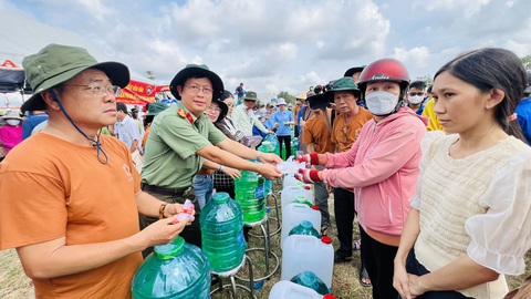 Công an An Giang gửi hàng nghìn bình nước ngọt đến Tiền Giang- Ảnh 1. Đoàn công tác Công an tỉnh An Giang tặng nước ngọt cho bà con Tiền Giang - Ảnh: MINH PHƯỚC
