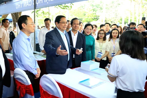 Thủ tướng nêu Thủ tướng Phạm Minh Chính tham quan và trò chuyện với học sinh, sinh viên tại các gian hàng - Ảnh: TRUNG PHẠM