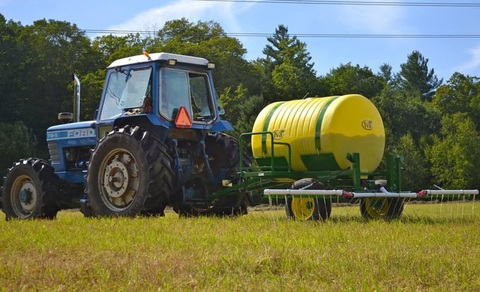 Xe kéo bồn chứa nước tiểu đã qua xử lý để phục vụ canh tác của Viện Rich Earth. Ảnh: Facebook/Rich Earth Institute Xe kéo bồn chứa nước tiểu đã qua xử lý để phục vụ canh tác của Viện Rich Earth ở Mỹ - Ảnh: Facebook/Rich Earth Institute
