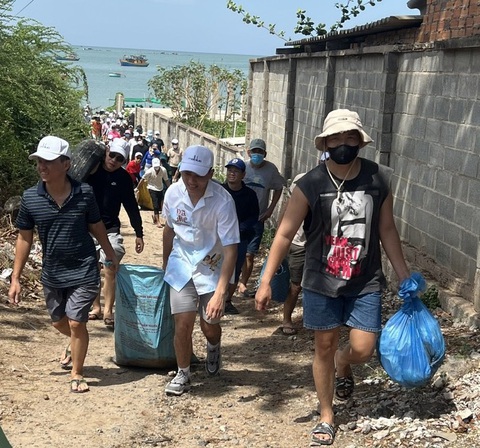 Rác, dầu vón cục dạt vào biển Mũi Né, huy động cả trăm người thu gom- Ảnh 1. Du khách cùng người dân, cán bộ địa phương thu gom rác đại dương tại biển Mũi Né, TP Phan Thiết, Bình Thuận - Ảnh: NGÔ TIẾN NINH