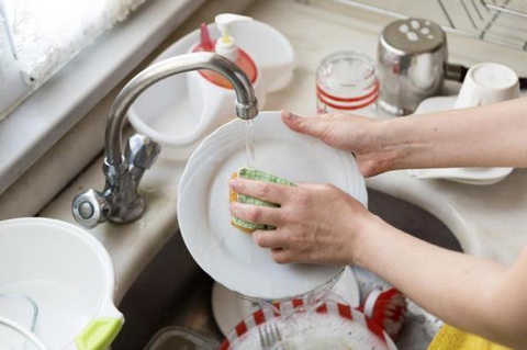 Rửa chén bát không đúng dễ khiến chất độc xâm nhập cơ thể- Ảnh 2. Rửa chén bát sạch là việc mọi người vẫn nghĩ là việc dễ dàng, thực tế không phải như vậy