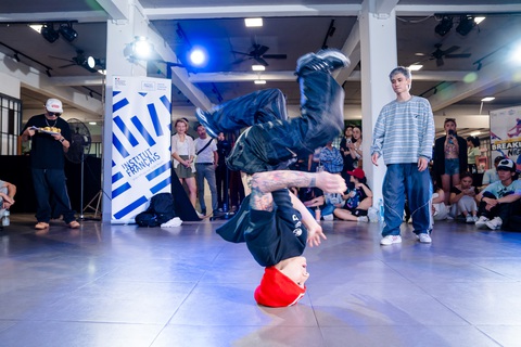 Bboy Sailor.D trong một pha phô diễn kỹ thuật - Ảnh: Viện Pháp TP.HCM Bboy Sailor.D trong một pha phô diễn kỹ thuật - Ảnh: Viện Pháp TP.HCM