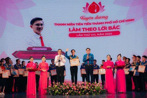 TP.HCM tuyên dương 263 thanh niên tiên tiến làm theo lời Bác- Ảnh 2. Phó bí thư Thành ủy TP.HCM Nguyễn Phước Lộc và Phó bí thư thường trực Thành Đoàn TP.HCM Ngô Minh Hải trao bằng khen cho các gương