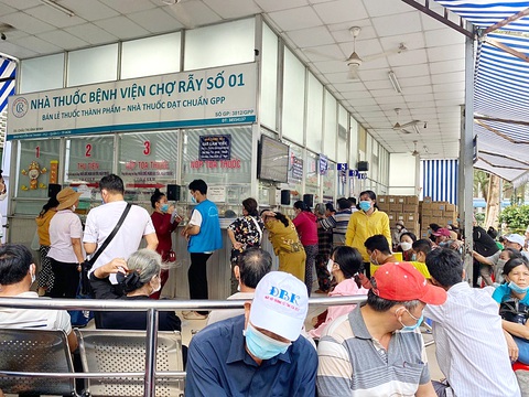 Bệnh nhân chen chúc chờ đợi lãnh thuốc ngoài danh mục BHYT, thuốc dịch vụ tại Bệnh viện Chợ Rẫy, TP.HCM - Ảnh: NGỌC NHI Bệnh nhân chen chúc chờ đợi lãnh thuốc ngoài danh mục BHYT, thuốc dịch vụ tại Bệnh viện Chợ Rẫy, TP.HCM - Ảnh: NGỌC NHI