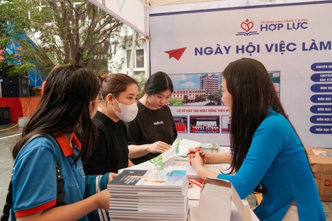 Nhiều bạn trẻ tìm việc làm tại các ngày hội việc làm, phiên giao dịch việc làm, tránh thất nghiệp - Ảnh: HÀ QUÂN Nhiều bạn trẻ tìm việc làm tại các ngày hội việc làm, phiên giao dịch việc làm, tránh thất nghiệp - Ảnh: HÀ QUÂN