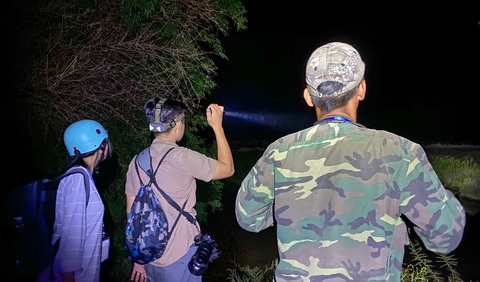 “Thánh chim” Bùi Thanh Trung (bìa phải) cùng đồng đội trẻ đi tìm chim cú lúc nửa đêm. Ảnh: H.T “Thánh chim” Bùi Thanh Trung (bìa phải) cùng đồng đội trẻ đi tìm chim cú lúc nửa đêm - Ảnh: H.T