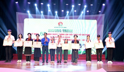 Trao giải thưởng Kim Đồng cho 125 chỉ huy Đội, đội viên tiêu biểu- Ảnh 1. Kỷ niệm 83 năm ngày thành lập Đội Thiếu niên tiền phong Hồ Chí Minh (15-5-1941 - 15-5-2024) và trao giải thưởng Kim Đồng năm học 2023 - 2024 - Ảnh: Hội đồng Đội