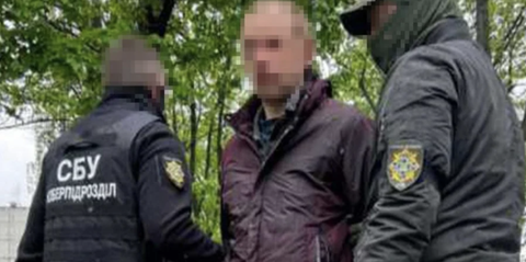 Ukraine tuyên bố phá loạt 'âm mưu khủng bố của Nga' ở Kiev- Ảnh 1. Hai người cung cấp tin cho tình báo Ukraine bị SBU bắt giữ vào đầu tháng 5 này - Ảnh: SBU