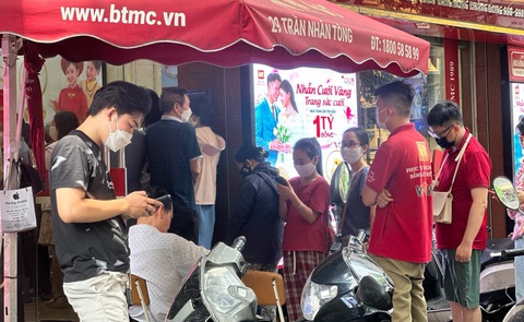 Hầu hết người dân đến bán vàng. Ảnh chụp tại một cửa hàng vàng trên phố Trần Nhân Tông, Hà Nội sáng 11-5 - Ảnh: M.PHƯƠNG Hầu hết người dân đến bán vàng. Ảnh chụp tại một cửa hàng vàng trên phố Trần Nhân Tông, Hà Nội sáng 11-5 - Ảnh: M.PHƯƠNG