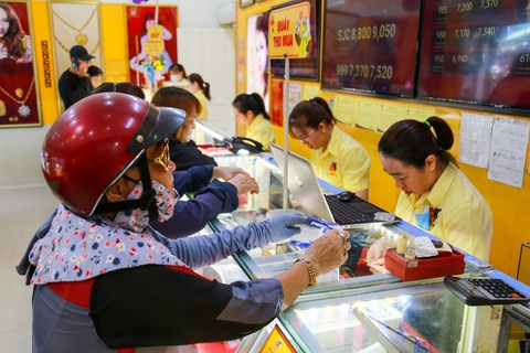 Giao dịch vàng tại một cửa hàng ở TP.HCM ngày 11-5 - Ảnh: PHƯƠNG QUYÊN Giao dịch vàng tại một cửa hàng ở TP.HCM ngày 11-5 - Ảnh: PHƯƠNG QUYÊN