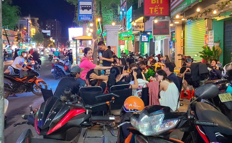 Vỉa hè đường Nguyễn Gia Trí (quận Bình Thạnh) chật kín chỗ đẩy người đi bộ xuống lòng đường - Ảnh: NHẬT XUÂN Vỉa hè đường Nguyễn Gia Trí (quận Bình Thạnh) chật kín chỗ đẩy người đi bộ xuống lòng đường - Ảnh: NHẬT XUÂN