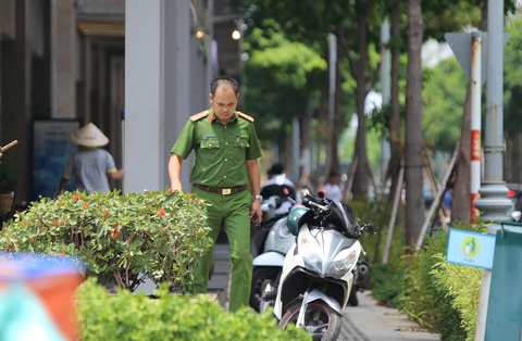 Đại tá Trần Văn Hiếu, trưởng Công an TP Thủ Đức (TP.HCM) có mặt tại hiện trường ngày 13-5 chỉ đạo điều tra - Ảnh: MINH HÒA Đại tá Trần Văn Hiếu, trưởng Công an TP Thủ Đức (TP.HCM) có mặt tại hiện trường ngày 13-5 chỉ đạo điều tra - Ảnh: MINH HÒA