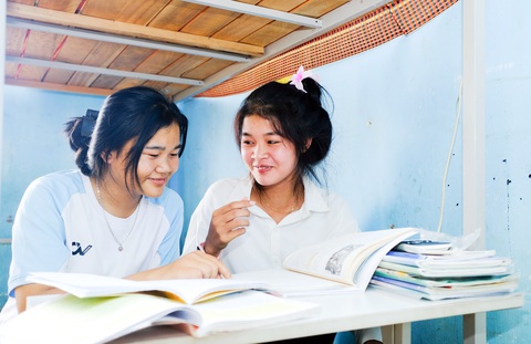 Em Rơ Châm Bộc và Rơ Châm Líc, học sinh Trường THPT Ia Ly, học bài trong ký túc xá 0 đồng - Ảnh: TẤN LỰC Em Rơ Châm Bộc và Rơ Châm Líc, học sinh Trường THPT Ia Ly, học bài trong ký túc xá 0 đồng - Ảnh: TẤN LỰC