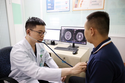 Bệnh nhân L. tái khám sau đợt điều trị nhồi máu cơ tim - Ảnh: P.T Bệnh nhân L. tái khám sau đợt điều trị nhồi máu cơ tim - Ảnh: P.T