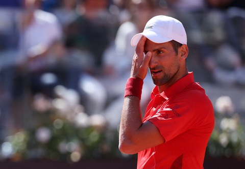 Bị chai nước rơi trúng đầu ở Rome Masters, Djokovic phải kiểm tra não- Ảnh 1. Djokovic bị loại ở Rome Masters sau sự cố bị bình nước kim loại rơi trúng đầu - Ảnh: REUTERS
