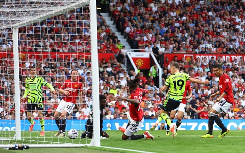 Đánh bại Man United, Arsenal trở lại ngôi đầu Giải ngoại hạng Anh- Ảnh 5. Tình huống Troussard đệm bóng ghi bàn cho Arsenal - Ảnh: REUTERS