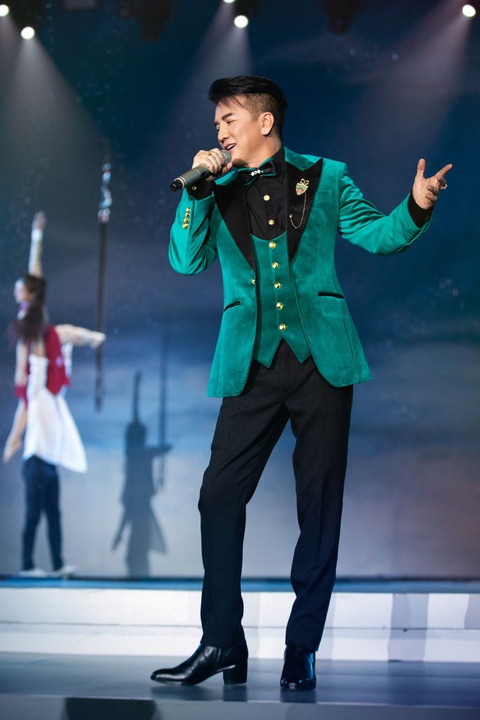 Những huy hiệu cài trên trang phục Đàm Vĩnh Hưng diễn trong live show Ngày em thắp sao trời là Những huy hiệu cài trên trang phục Đàm Vĩnh Hưng diễn trong live show Ngày em thắp sao trời là