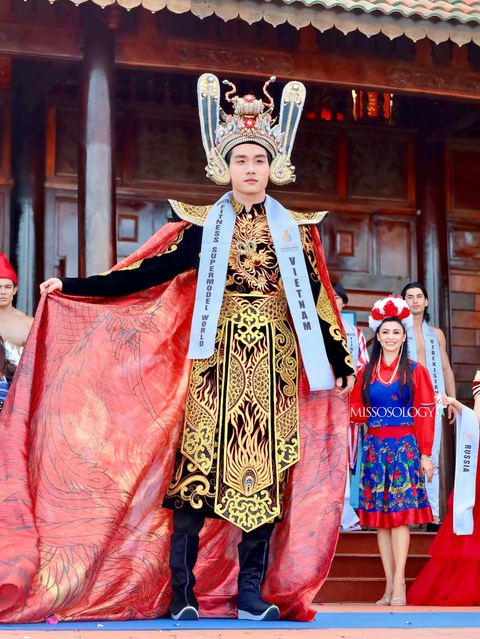 Thái Bùi trong thiết kế lấy cảm hứng từ Vua Hùng - Ảnh: Missosology Thái Bùi trong thiết kế lấy cảm hứng từ Vua Hùng - Ảnh: Missosology