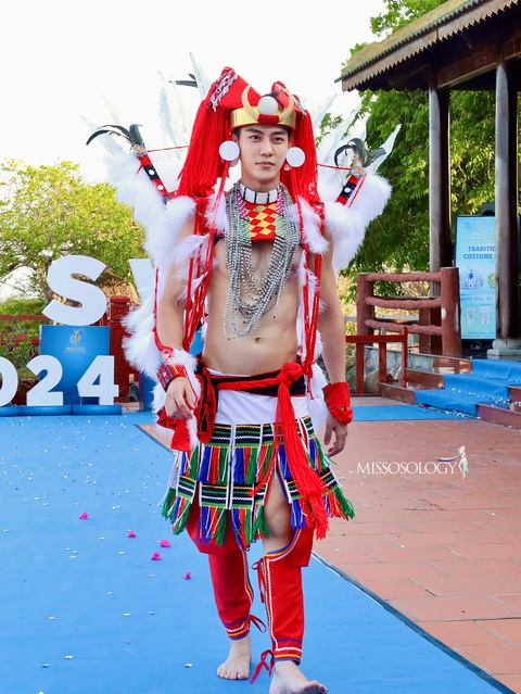 Thiết kế trang phục đa sắc màu, mang màu sắc lễ hội - Ảnh: Missosology Thiết kế trang phục đa sắc màu, mang màu sắc lễ hội của Đài Loan - Ảnh: Missosology