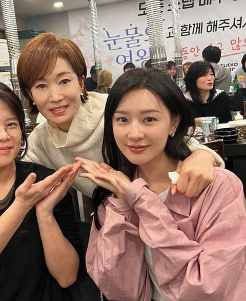 Gần đây, trong một buổi phỏng vấn nữ diễn viên Na Young Hee ( vai mẹ của Haein)đã dành những lời khen có cánh cho Kim Ji Won Gần đây trong một buổi phỏng vấn, nữ diễn viên Na Young Hee (vai mẹ của Haein) đã dành những lời khen có cánh cho Kim Ji Won