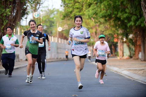 Sôi nổi Giải chạy bộ hưởng ứng Tháng Công nhân- Ảnh 9. Các sinh viên nữ đến từ Lào chiếm ưu thế trên đường chạy - Ảnh: Q.Đ