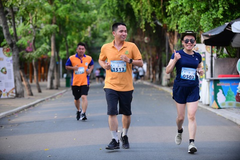 Sôi nổi Giải chạy bộ hưởng ứng Tháng Công nhân- Ảnh 5. Các VĐV vui vẻ trên đường chạy 5km - Ảnh: Q.Đ