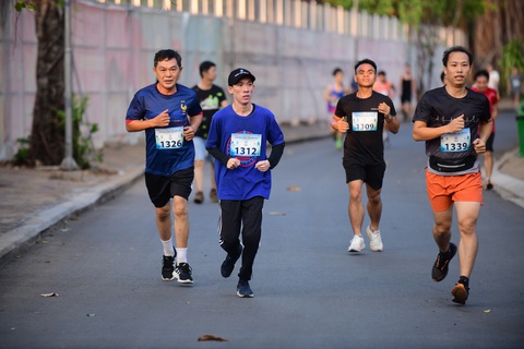 Sôi nổi Giải chạy bộ hưởng ứng Tháng Công nhân- Ảnh 7. Các VĐV nam chinh phục đường chạy 3km một cách tương đối dễ dàng - Ảnh: Q.Đ