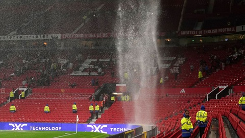 Sân Old Trafford bị dột, nước chảy như thác trong trận Man United tiếp Arsenal- Ảnh 1. Sân Old Trafford bị dột trong trận Man United thua Arsenal - Ảnh: FNVC