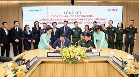 Eximbank và Viettel ký thỏa thuận hợp tác toàn diện- Ảnh 1. Ông Nguyễn Hoàng Hải- quyền tổng giám đốc Eximbank (bên trái) và ông Nguyễn Mạnh Hổ - đại diện tập đoàn Viettel cùng đại diện lãnh đạo hai đơn vị trong buổi lễ ký kết thỏa thuận hợp tác - Ảnh: Eximbank