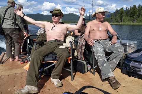 Bức ảnh nổi tiếng chụp ông Putin và ông Shoigu trong kỳ nghỉ ở Siberia năm 2017 - Ảnh: AFP Bức ảnh nổi tiếng chụp ông Putin và ông Shoigu trong kỳ nghỉ ở Siberia năm 2017 - Ảnh: AFP