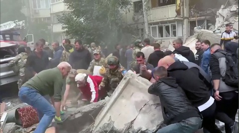 Nga tố Mỹ bao che hành vi khủng bố của Ukraine- Ảnh 1. Người dân dọn dẹp đống đổ nát của tòa nhà bị sập sau khi trúng mảnh vỡ của tên lửa Ukraine tại thành phố Belgorod (Nga) ngày 12-5 - Ảnh: AFP/@VVGLADKOV
