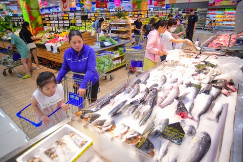 Người dân mua sắm sôi động tại trung tâm thương mại Co.opmart Thắng Lợi (quận Tân Phú, TP.HCM) ngày cuối tuần - Ảnh: QUANG ĐỊNH Người dân mua sắm sôi động tại trung tâm thương mại Co.opmart Thắng Lợi (quận Tân Phú, TP.HCM) ngày cuối tuần - Ảnh: QUANG ĐỊNH
