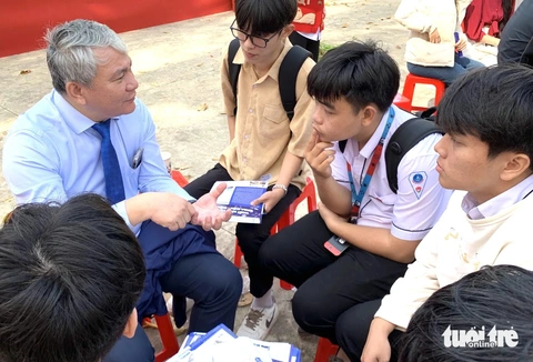 Cách xét tuyển 'không đụng hàng’ chiếm 90% chỉ tiêu Trường đại học Bách khoa TP.HCM- Ảnh 1. PGS.TS Bùi Hoài Thắng giải đáp thắc mắc của học sinh về thông tin tuyển sinh và cách thức xét tuyển của Trường đại học Bách khoa TP.HCM, trong chương trình tư vấn tuyển sinh - hướng nghiệp 2024 - Ảnh: TRẦN HUỲNH