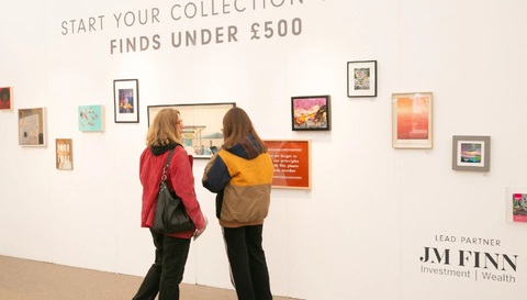 Tranh Việt Nam gây ấn tượng tại Affordable Art Fair ở London- Ảnh 1. Góc tranh dưới 500 bảng ở Affordable Art Fair