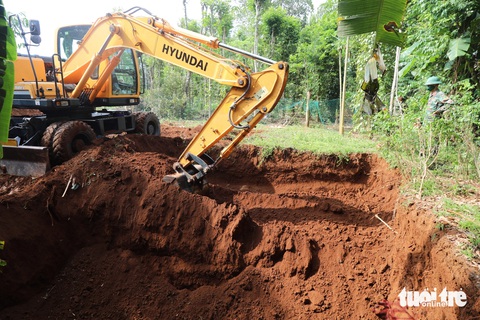 Khai quật địa đạo tìm hài cốt sau 57 năm bị bom Mỹ đánh sập- Ảnh 1. Việc khai quật địa đạo Xóm Bợc tìm kiếm hài cốt liệt sĩ và người dân đáp ứng nguyện vọng của nhân dân lâu nay - Ảnh: HOÀNG TÁO