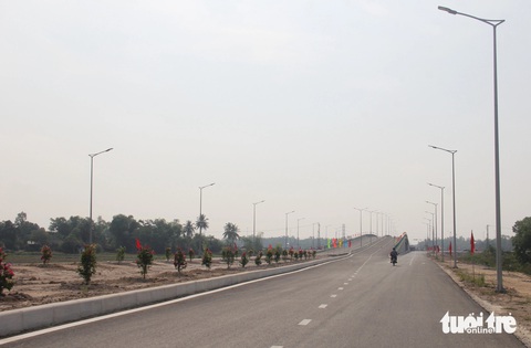 Đà Nẵng thông xe đường vành đai phía tây dài 20km- Ảnh 2. Đường vành đai phía tây có 4 làn xe lưu thông - Ảnh: TRƯỜNG TRUNG