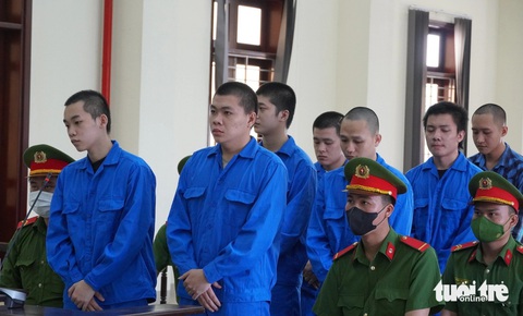 Đâm chết bạn nhậu vì cho rằng bạn gái bị xúc phạm- Ảnh 1. Các bị cáo tại phiên tòa xét xử sơ thẩm - Ảnh: H.T