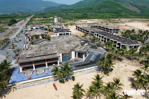 Khu du lịch triệu đô hoang tàn bên vịnh biển đẹp hàng đầu Việt Nam- Ảnh 2. Dự án khu du lịch quốc tế Minh Viễn Lăng Cô bị bỏ hoang từ năm 2020 đến nay - Ảnh: NHẬT LINH