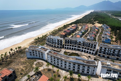 Khu du lịch triệu đô hoang tàn bên vịnh biển đẹp hàng đầu Việt Nam- Ảnh 4. Khu du lịch Huyền thoại Địa Trung Hải dọc bờ biển Lăng Cô - Cảnh Dương rơi vào tình trạng hoang hóa - Ảnh: NHẬT LINH